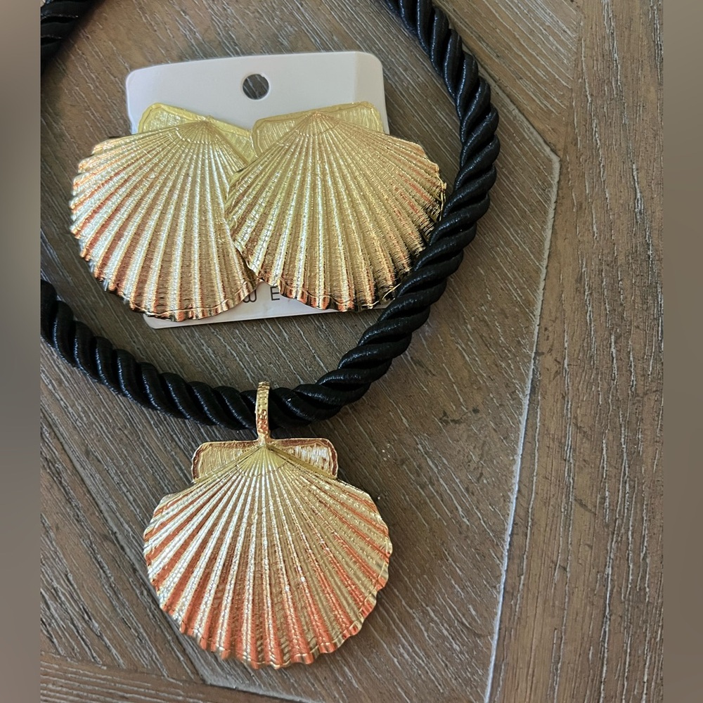Beautiful gold tone Shell Necklace with matching Earrings